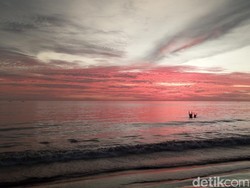 Di Pantai Binasi, Senjanya Beda Tiap Hari
