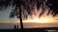 Foto Senja Dramatis di Pantai Binasi