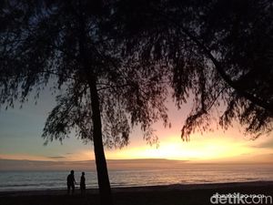 Foto Senja Dramatis di Pantai Binasi