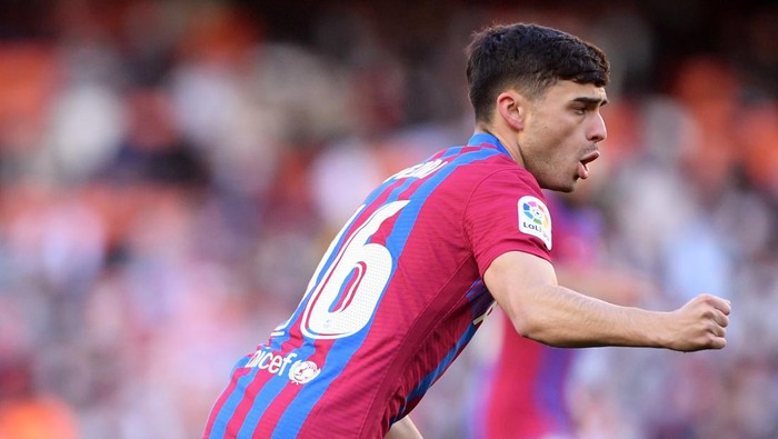 VALENCIA, SPAIN - FEBRUARY 20: Pedri of FC Barcelona celebrates after scoring their teams fourth goal during the LaLiga Santander match between Valencia CF and FC Barcelona at Estadio Mestalla on February 20, 2022 in Valencia, Spain. (Photo by Aitor Alcalde/Getty Images)