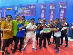 Aminullah Antar Tim Balaikota Juara Badminton HUT ke-47 PDAM Daroy