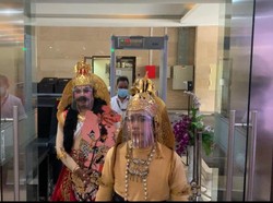 Berkostum Lakon Wayang, Pepadi ke Bareskrim untuk Laporkan Khalid Basalamah