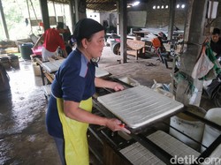 Tetap Berproduksi, Perajin Tahu-Tempe di Jateng Naikan Harga