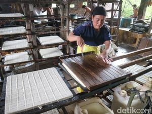 Tetap Berproduksi, Perajin Tahu di Kudus Pilih Naikkan Harga