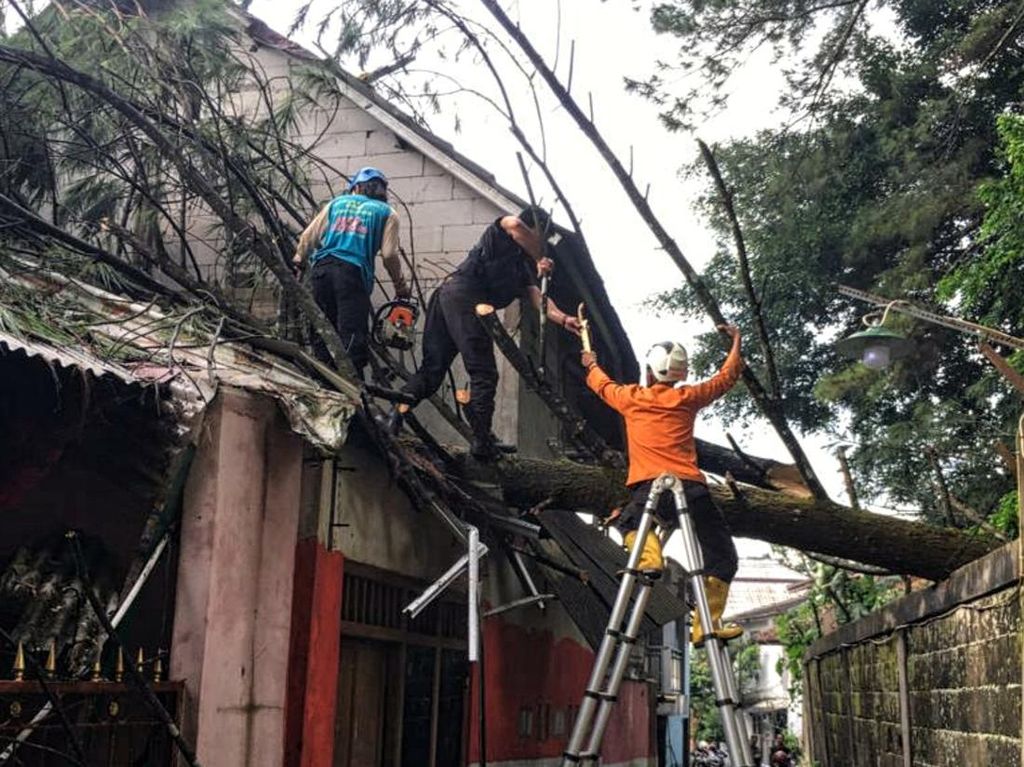 17 Rumah Warga Bojongkokosan Rusak Diterjang Hujan Es-Puting Beliung