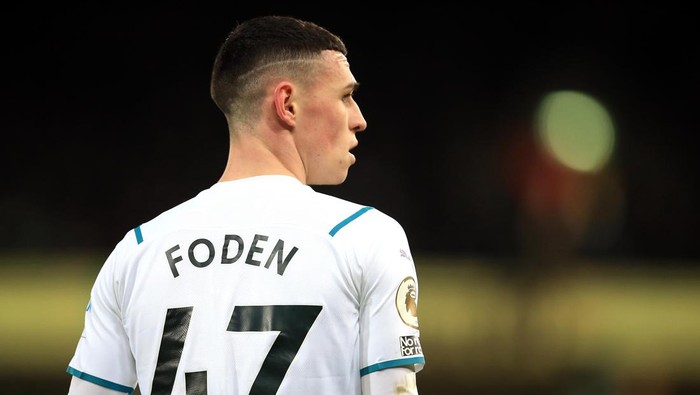 NORWICH, ENGLAND - FEBRUARY 12: Phil Foden of Manchester City during Premier League match between Norwich City and Manchester City at Carrow Road on February 12, 2022 in Norwich, England. (Photo by Stephen Pond/Getty Images)