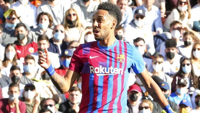 Barcelonas Pierre-Emerick Aubameyang reacts as he scores the opening goal during a Spanish La Liga soccer match between Valencia and Barcelona at the Mestalla stadium in Valencia, Spain, Sunday, Feb. 20, 2022. (AP Photo/Alberto Saiz)