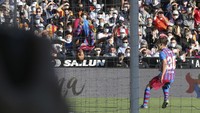 Aubameyang langsung membuat selebrasi salto di Stadion Mestalla, Valencia. (Foto: Alberto Saiz/AP)