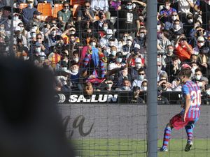 Salto-salto Aubameyang: dari Saint-Etienne hingga Barcelona