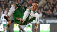 Aubameyang sendiri sudah terlihat membuat selebrasi salto saat bermain di Saint-Etienne pada musim 2011-2013. Ia melompat dan memutar tubuhnya 360 derajat ke udara, sebelum turun kembali dengan tumpuannya. (Foto: DAMIEN MEYER/AFP)