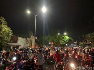 Pohon Doyong Bikin Jalur Pantura Probolinggo Macet 3 Km