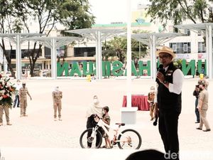 Ridwan Kamil Bagi-bagi Sepeda Saat Resmikan Alun-alun Kota Bekasi