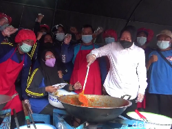 Risma Beri Santunan Kematian 24 Korban Erupsi Semeru