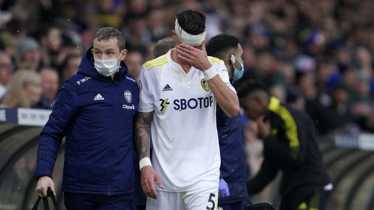 Robin Koch saat ditarik keluar dari laga Leeds United vs Manchester United. (Foto: Jon Super/AP)