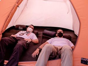 Sandiaga Tinjau Glamping Kelana di Mandalika, Ikut Cobain Tidur di Tenda