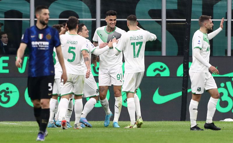 MILAN, ITALY - FEBRUARY 20: Gianluca Scamacca #91 of US Sassuolo celebrates his goal with his team-mates during the Serie A match between FC Internazionale and US Sassuolo at Stadio Giuseppe Meazza on February 20, 2022 in Milan, Italy. (Photo by Marco Luzzani/Getty Images)