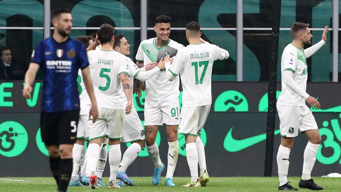 MILAN, ITALY - FEBRUARY 20: Gianluca Scamacca #91 of US Sassuolo celebrates his goal with his team-mates during the Serie A match between FC Internazionale and US Sassuolo at Stadio Giuseppe Meazza on February 20, 2022 in Milan, Italy. (Photo by Marco Luzzani/Getty Images)