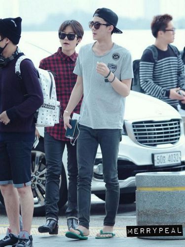 Sehun EXO yang mengenakan sandal jepit Swallow