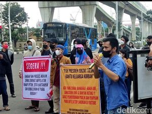 Demo di Mabes Polri, Korban Binomo Minta Indra Kenz Jadi Tersangka