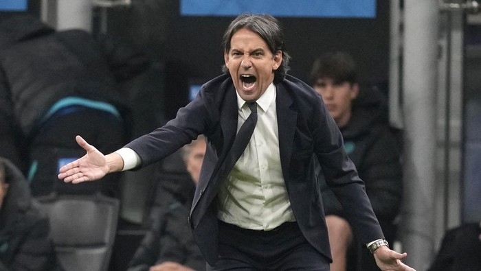 Inter Milans head coach Simone Inzaghi gives instructions during the Serie A soccer match between Inter Milan and Sassuolo at the San Siro Stadium, in Milan, Italy, Sunday, Feb. 20, 2022. (AP Photo/Antonio Calanni)