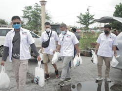 Relawan Erick Thohir Bagikan Sembako ke Duafa-Bantu Modal UMKM Kalbar