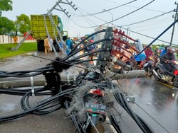 Tiang Listrik Roboh Timpa Biker Saat Gresik Dilanda Hujan Angin