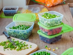 6 Tips Menyimpan Makanan Dalam Wadah di Kulkas Agar Awet