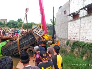 Ikuti Google Maps, Truk Bermuatan Batu Terperosok ke Kali di Depok