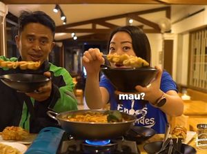 Seru! YouTuber Ini Traktir Driver Ojol Makan Tteokbokki dan Odeng Seru! YouTuber Ini Traktir Driver Ojol Makan Tteokbokki dan Odeng