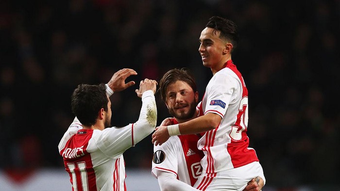 AMSTERDAM, NETHERLANDS - NOVEMBER 24:  Lasse Schone of Ajax (C) celebrates with Amin Younes (L) and Abdelhak Nouri (R) as he scores their first goal during the UEFA Europa League Group G match between AFC Ajax and Panathinaikos FC at Amsterdam Arena on November 24, 2016 in Amsterdam, Netherlands.  (Photo by Dean Mouhtaropoulos/Getty Images)