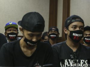 Aksi Dukung Jerinx Mengalir di Ruang Sidang