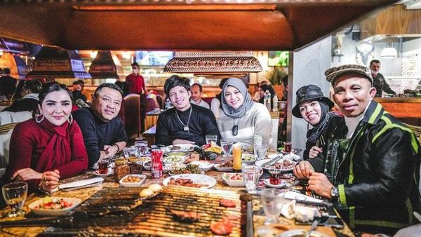 Keseruan Aurel Hermansyah Saat Makan Bareng Keluarga Sebelum Lahiran