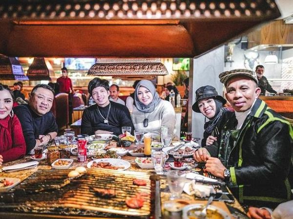 Keseruan Aurel Hermansyah Saat Makan Bareng Keluarga Sebelum Lahiran