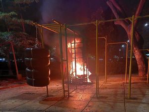 Duh! 3 Remaja Bakar Ban Dekorasi Taman BKT Pondok Kopi Jaktim