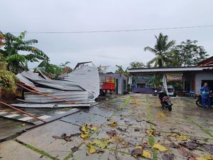Diterjang Angin Kencang, Rumah-Kandang Ternak di Semanu Rusak