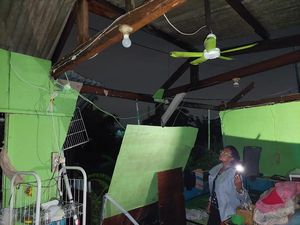 Kepanikan Warga Surabaya Saat Angin Kencang-Hujan Es Rusak Rumah Kepanikan Warga Surabaya Saat Angin Kencang-Hujan Es Rusak Rumah