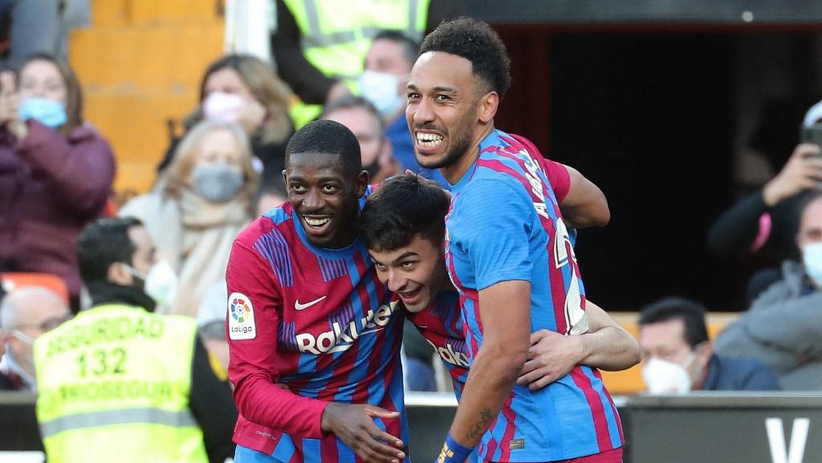 Pierre-Emerick Aubameyang (kanan) sudah berupaya membujuk Ousmane Dembele (kiri) agar bertahan di Barcelona. (Foto: AFP/JOSE JORDAN)
