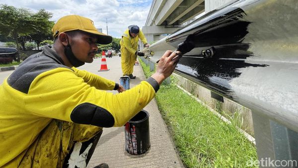 Biar Kinclong, Pagar Pembatas Jalan di Cawang Dicat Ulang