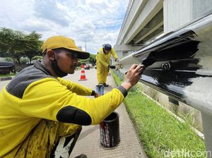 Biar Kinclong, Pagar Pembatas Jalan di Cawang Dicat Ulang