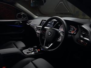 Harganya Rp 705 Juta! BMW Luncurkan 218i Gran Coupe Sport Rakitan Indonesia