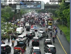 Jalur Ahmad Yani Dikuasai Pendemo, Bundaran Waru Macet Parah