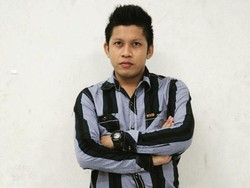 Mengenal Daeng Konjo, Sang Komentator Bola Bikin Banjir Makassar Lucu