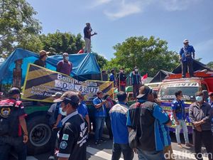 Sopir Truk yang Demo di Kantor Dishub Jatim Tuntut Kaji Ulang Aturan ODOL Sopir Truk yang Demo di Kantor Dishub Jatim Tuntut Kaji Ulang Aturan ODOL