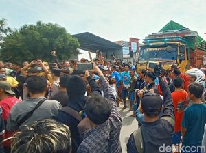 Jalur Pantura Kudus-Demak Lumpuh Imbas Demo Sopir Truk Tolak Aturan ODOL Jalur Pantura Kudus-Demak Lumpuh Imbas Demo Sopir Truk Tolak Aturan ODOL