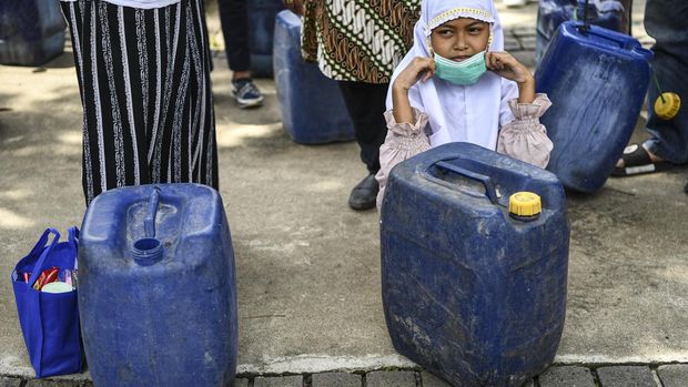 Warga dengan membawa jeriken melakukan aksi unjuk rasa di depan Balai Kota DKI Jakarta, di Jakarta, Selasa (22/2/2022). Dalam aksinya tersebut warga Muara Angke, Jakarta Utara menuntut air minum yang layak kepada Gubernur DKI Jakarta Anies Baswedan. ANTARA FOTO/M Risyal Hidayat/foc.