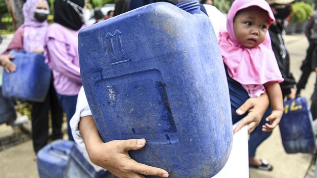 Warga dengan menggendong anak dan jeriken melakukan aksi unjuk rasa di depan Balai Kota DKI Jakarta, di Jakarta, Selasa (22/2/2022). Dalam aksinya tersebut warga Muara Angke, Jakarta Utara menuntut air minum yang layak kepada Gubernur DKI Jakarta Anies Baswedan. ANTARA FOTO/M Risyal Hidayat/foc.