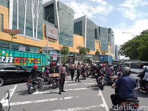 Jalur Masuk Surabaya Macet Dampak Demo Sopir Truk di Kantor Dishub Jatim Jalur Masuk Surabaya Macet Dampak Demo Sopir Truk di Kantor Dishub Jatim