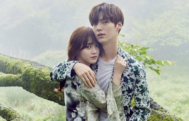 Ahn Jae Hyun dan Goo Hye Sun terlibat cinlok berkat drama Blood dan keduanya resmi menikah, namun pernikahan tersebut kandas secara resmi pada tahun 2020