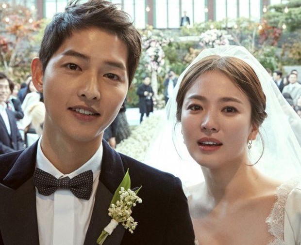 Menghebohkan seluruh jagat K-Drama, Song Song Couple mengumumkan pernikahannya sejak terlibat cinlok lewat drama DOTS, tetapi keduanya resmi bercerai tahun 2019