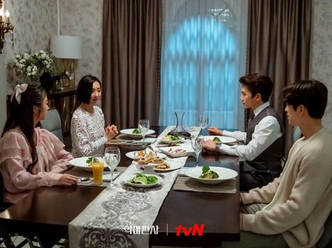 Ilustrasi keluarga Korea ketika makan